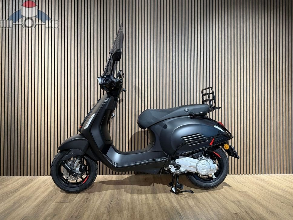 Nieuwste Vespa Sprint RST 50 Mat Zwart Custom 0 km bj. 2026, Fietsen en Brommers, Onbekend, Onbekend, VESPA