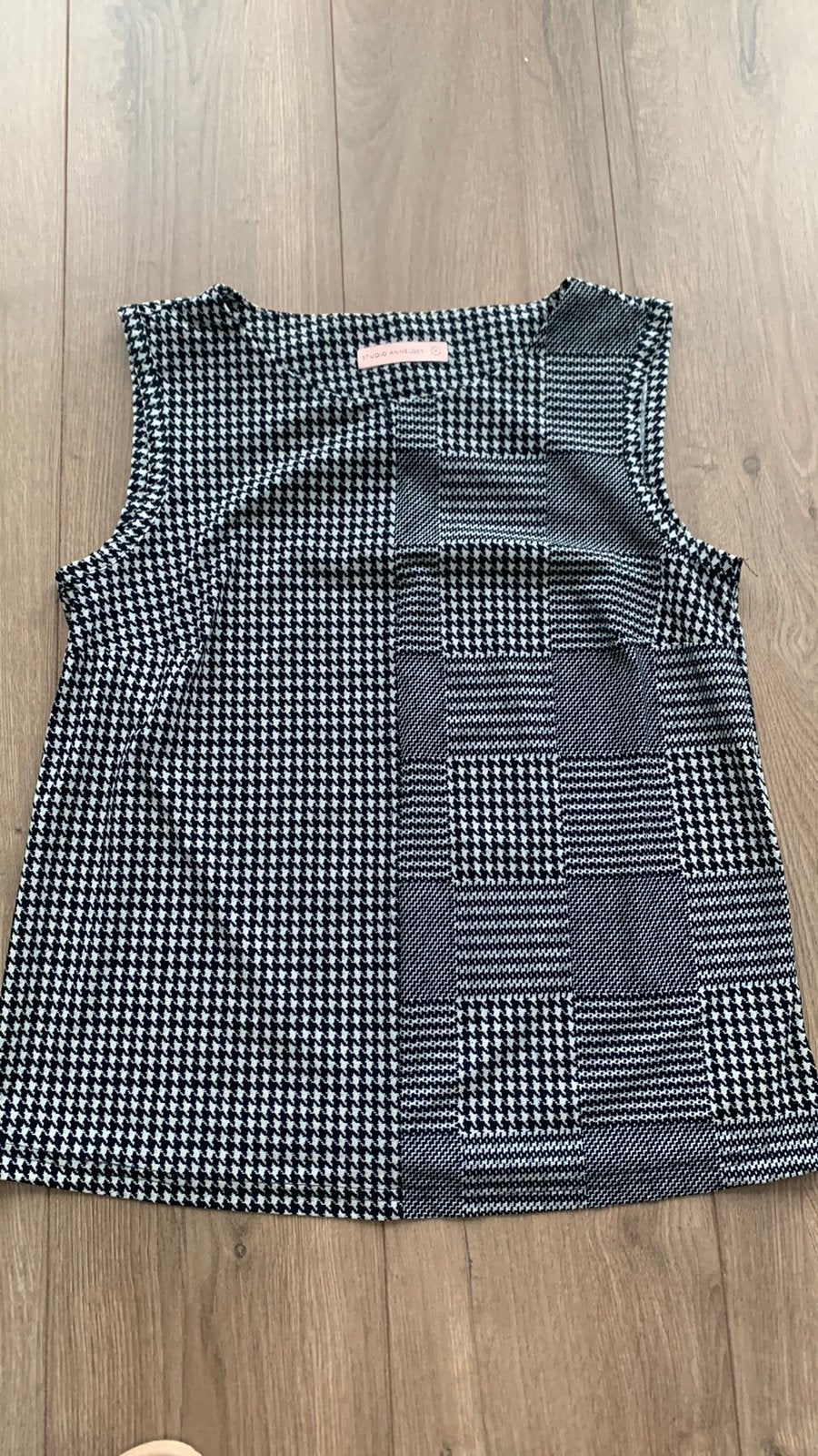 Zwart/wit travelstof top, Studio Anneloes, mt M, Kleding | Dames, Tops, Zwart, Zo goed als nieuw, Zonder mouw, Ophalen