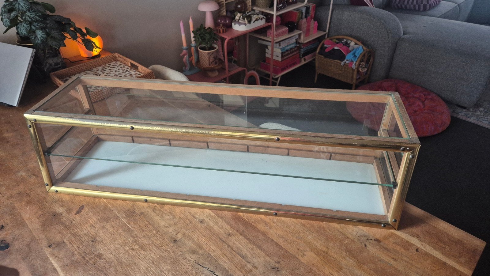 Prachtige vintage vitrinekastje met goud en glas, Huis en Inrichting, Ophalen, Met plank(en), Vintage, Klassiek, 50 tot 100 cm