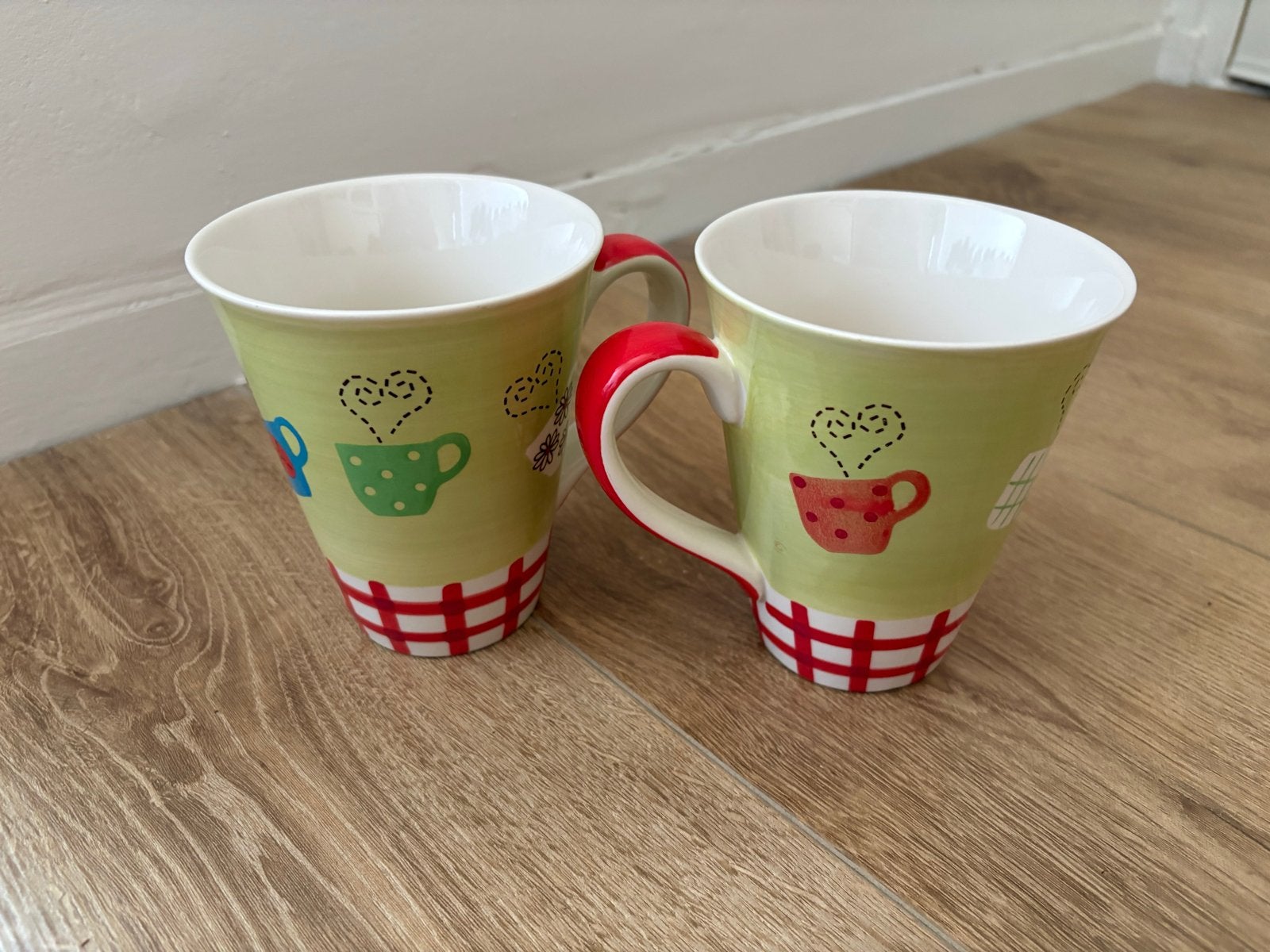 Set van 2 vrolijke mokken met hartjes en ruitjespatroon, Keramiek, Zo goed als nieuw, Modern, Mok