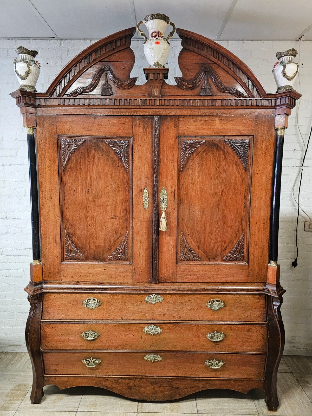 Antiek Drents Kabinet - Eikenhout met Rijk Snijwerk