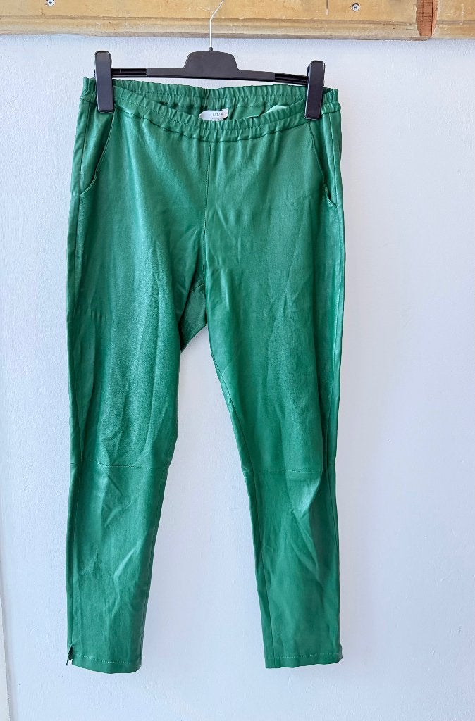 DNA groene leren broek taille 40 cm, Maat 38/40 (M), Ophalen of Verzenden, Zo goed als nieuw, Lang