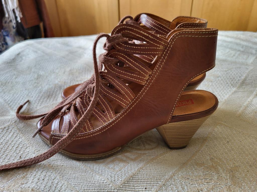 Mooie leren schoenen mt 37, Bruin, Lage of Enkellaarzen, Ophalen of Verzenden, Zo goed als nieuw