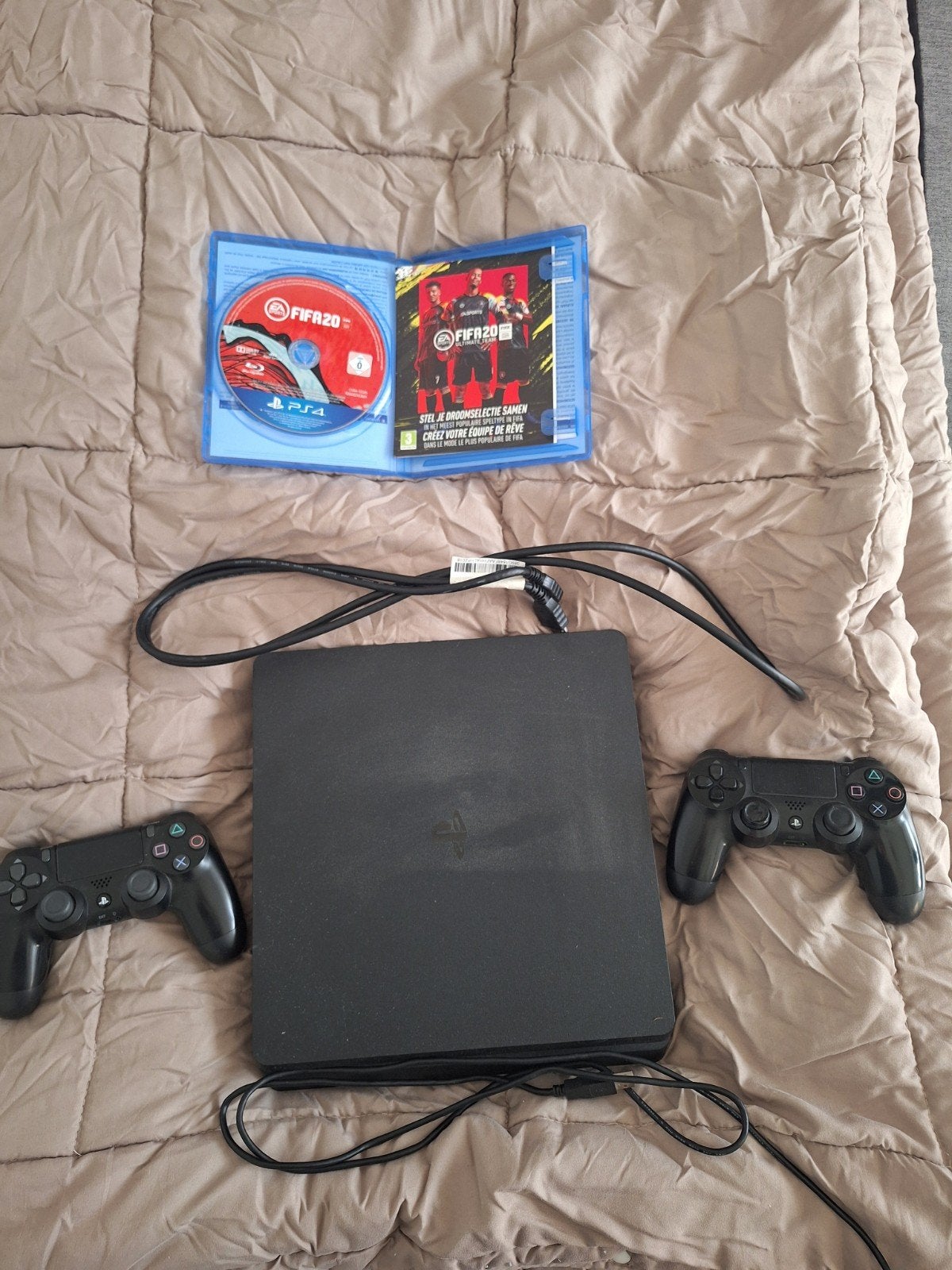 Playstation 4, Fifa 20, HDMI kabel, stroomkabel en 2 control, Spelcomputers en Games, Ophalen, Zo goed als nieuw, Met 1 controller