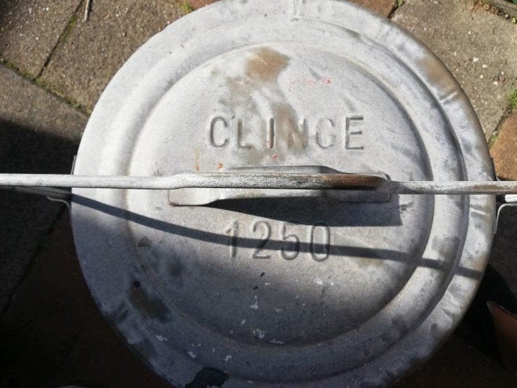 ouderwetse zinken vuilnisbak uit Clinge, Ophalen