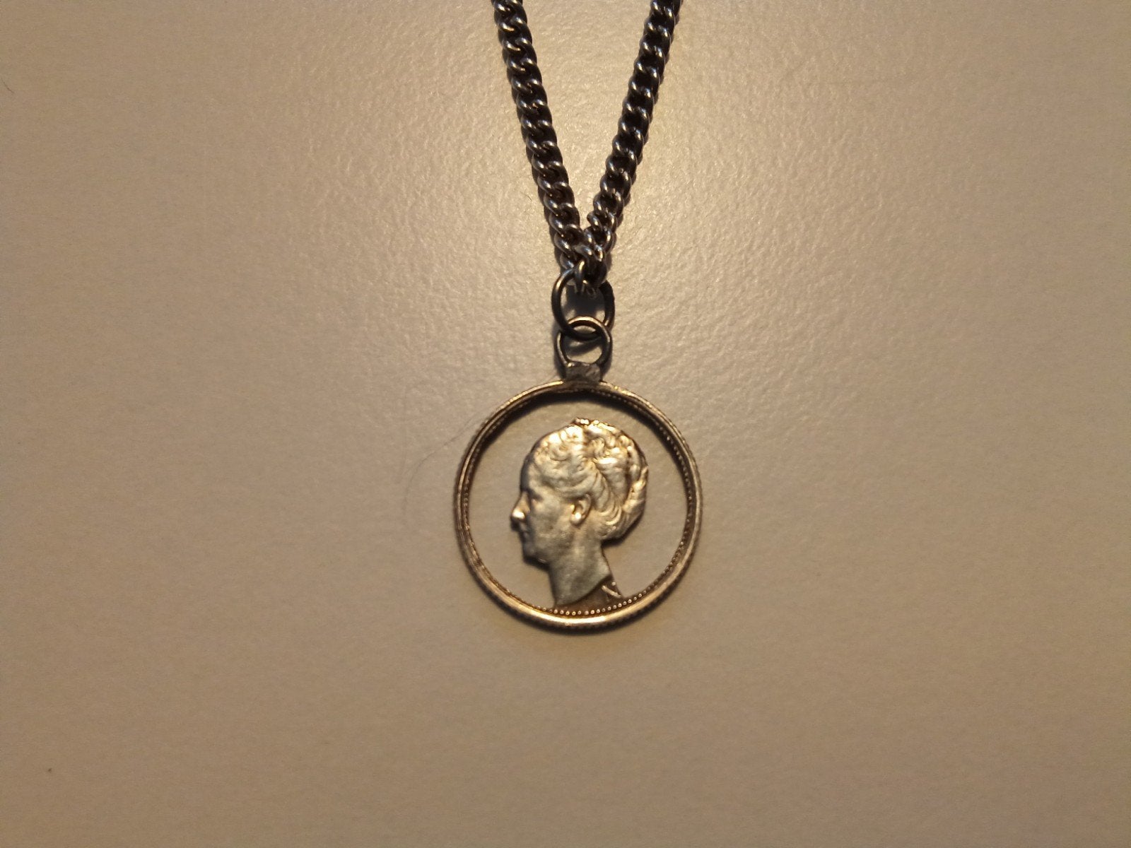 Zilveren Wilhelmina ketting (1939) - Uitgezaagd dubbeltje, Ophalen of Verzenden, Zo goed als nieuw, Zilver, Overige merken