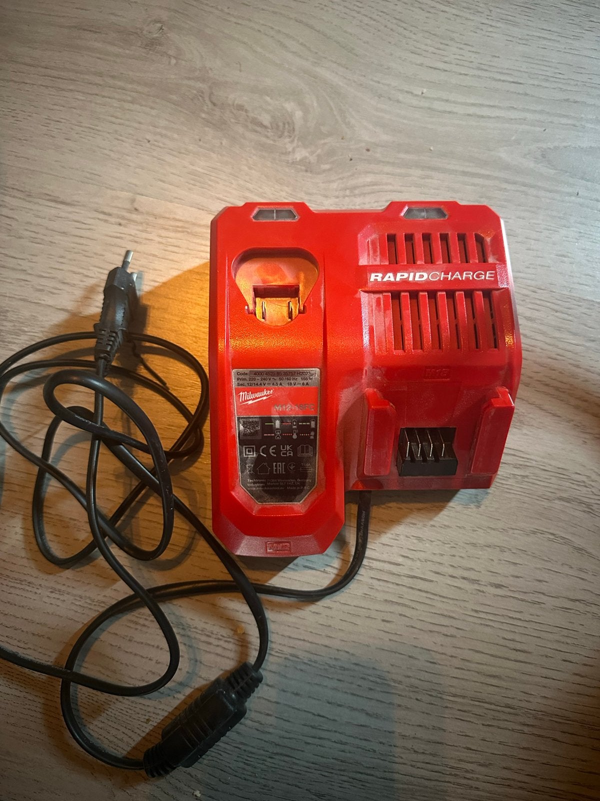 Milwaukee M12-18FC Rapid Charge Oplader, Ophalen of Verzenden, Gebruikt, Overige typen