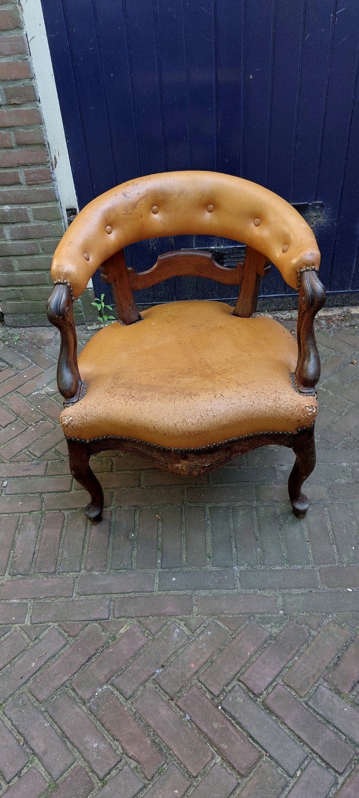 Leren oude stoel, Ophalen