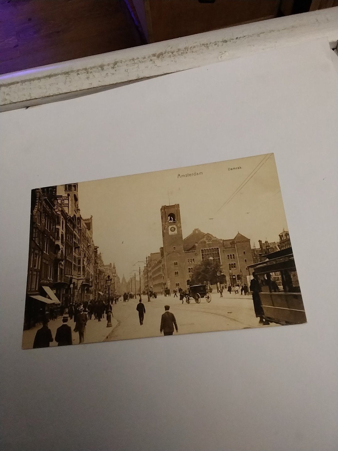 Oude briefkaart Amsterdam Damrak met tram en auto, Ophalen of Verzenden