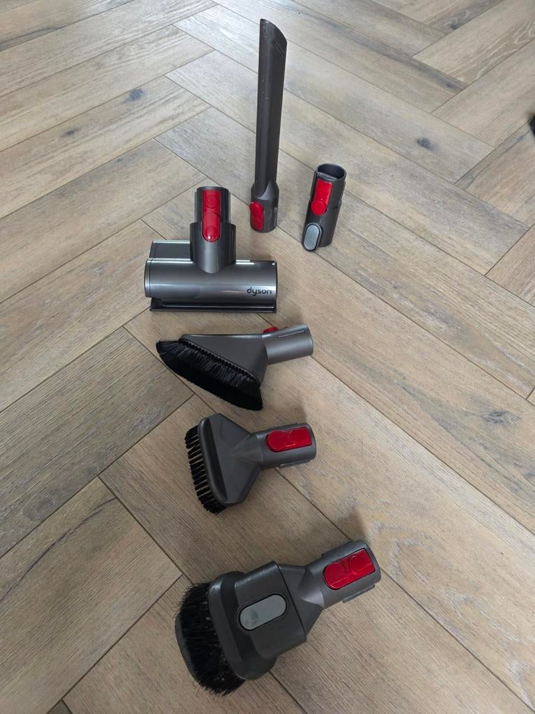 Dyson V10 accessoires, Gebruikt, Ophalen of Verzenden, Dyson, Inclusief accessoires