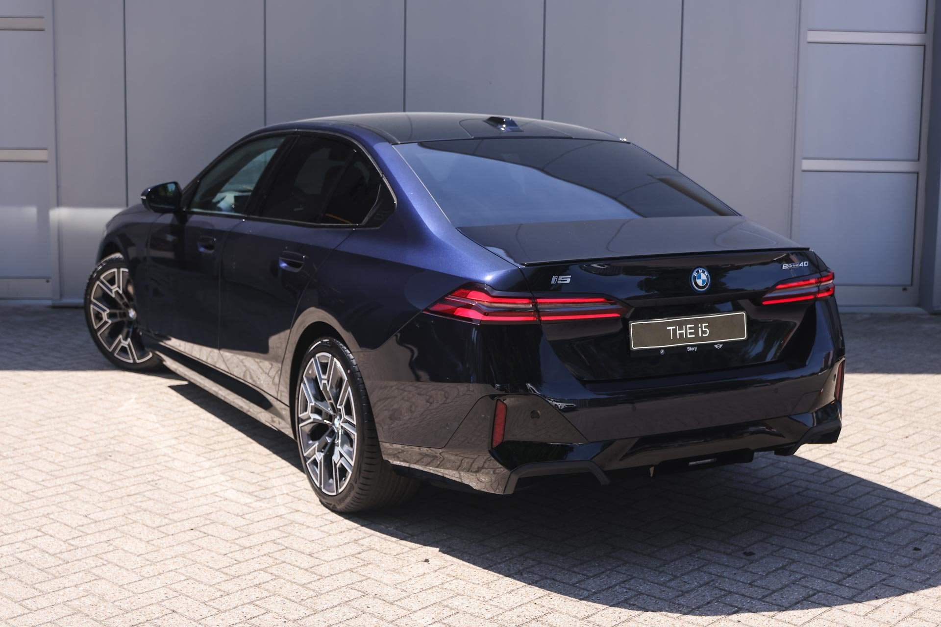 BMW i5 eDrive40 M Sport / Panoramadak / Adaptieve LED / Verw, Auto's, Automaat, 2095 kg, Achterwielaandrijving, Zwart