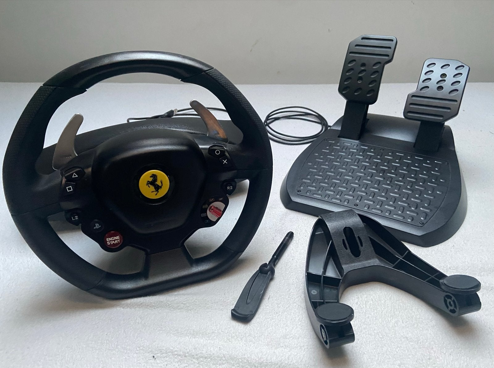 Thrustmaster T80 Ferrari 488 GTB Edition racestuur + pedalen, Spelcomputers en Games, Spelcomputers | Sony PlayStation Consoles | Accessoires