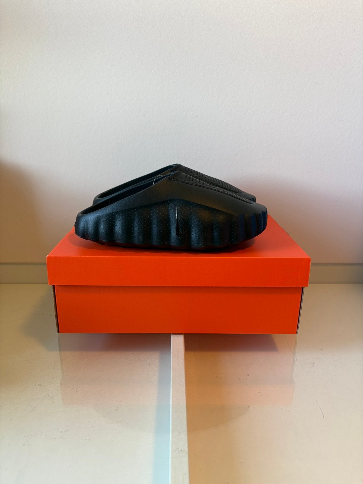 Nike Mind 001 “ Triple Black “ Maat 42,5, Kleding | Heren, Schoenen, Slippers, Zwart, Nieuw, Ophalen of Verzenden