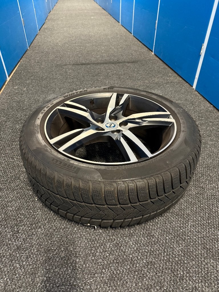 Volvo XC40 Winter wielset Pirelli 235/50 R19 incl. velgen, Auto-onderdelen, Banden en Velgen, Banden en Velgen, Nieuw, Winterbanden
