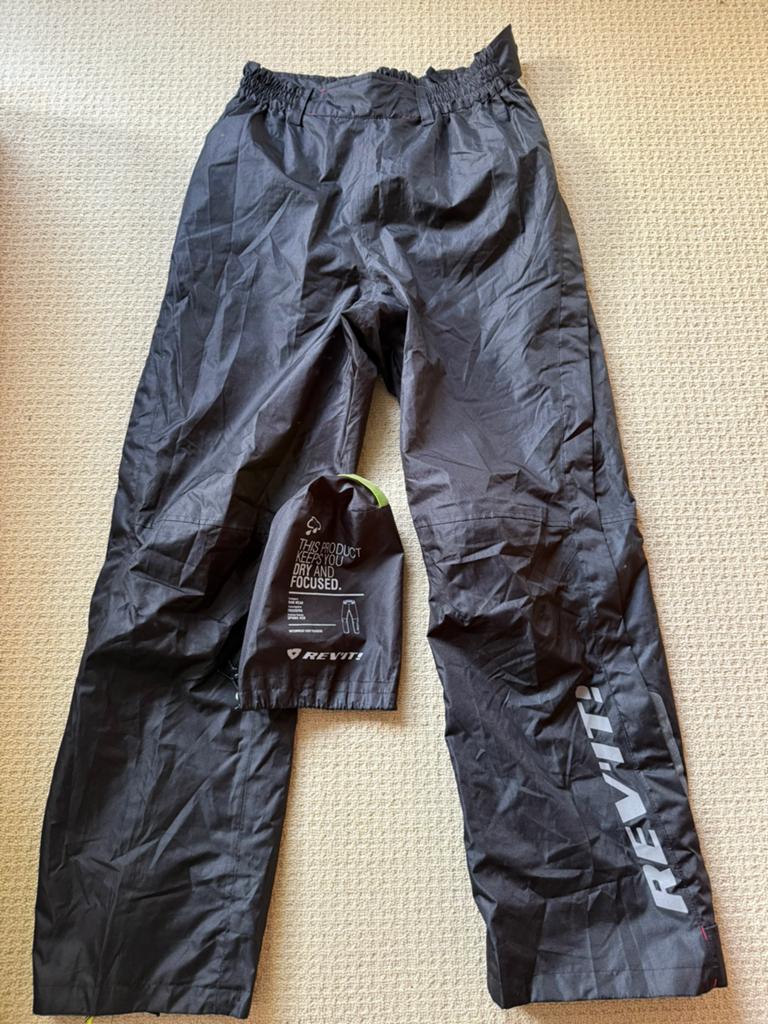 Nieuw Rev’It Motor Regenbroek Maat S Rain Pants Revit Black, Motoren, Kleding | Motorkleding, Ophalen of Verzenden, Heren, Broek | textiel