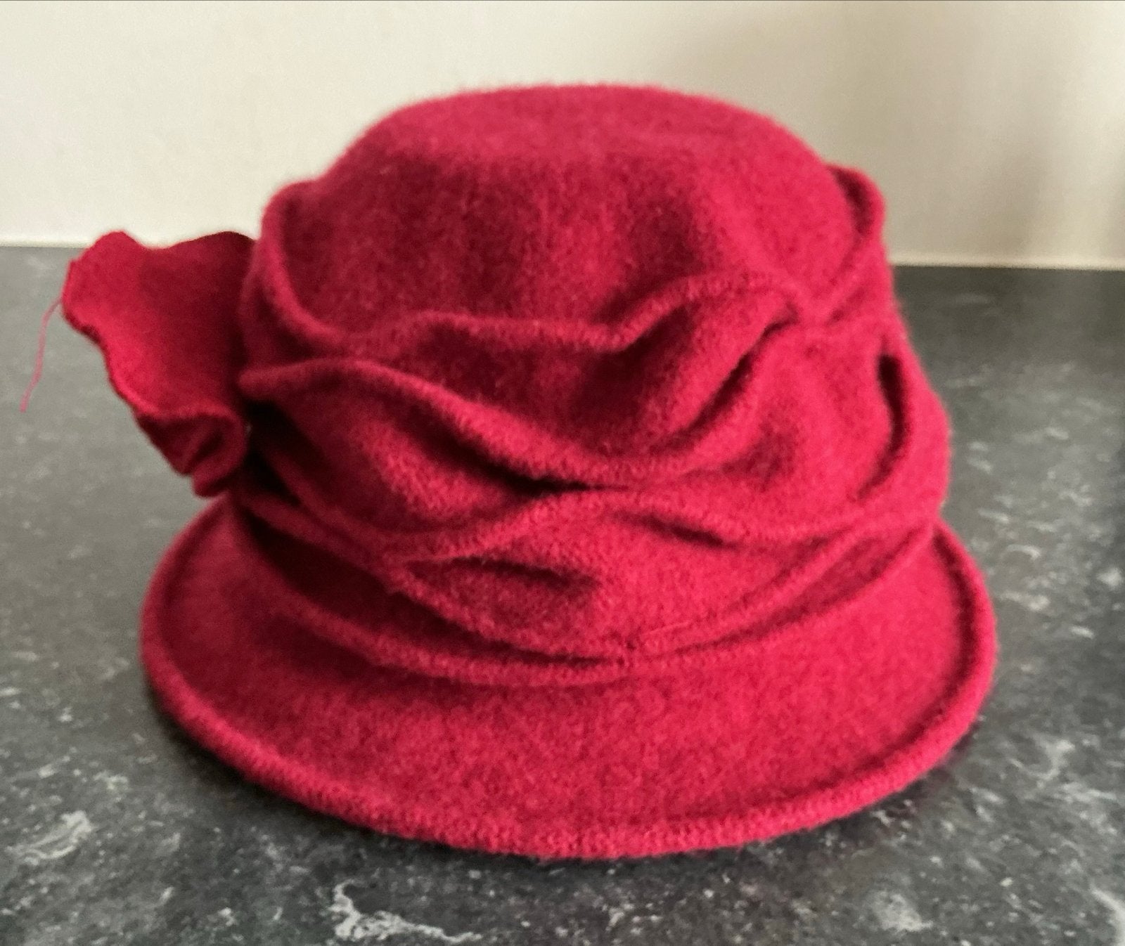 Rode modieuze dophoed met bloem, Ophalen of Verzenden, Zo goed als nieuw, One size fits all, Hoed
