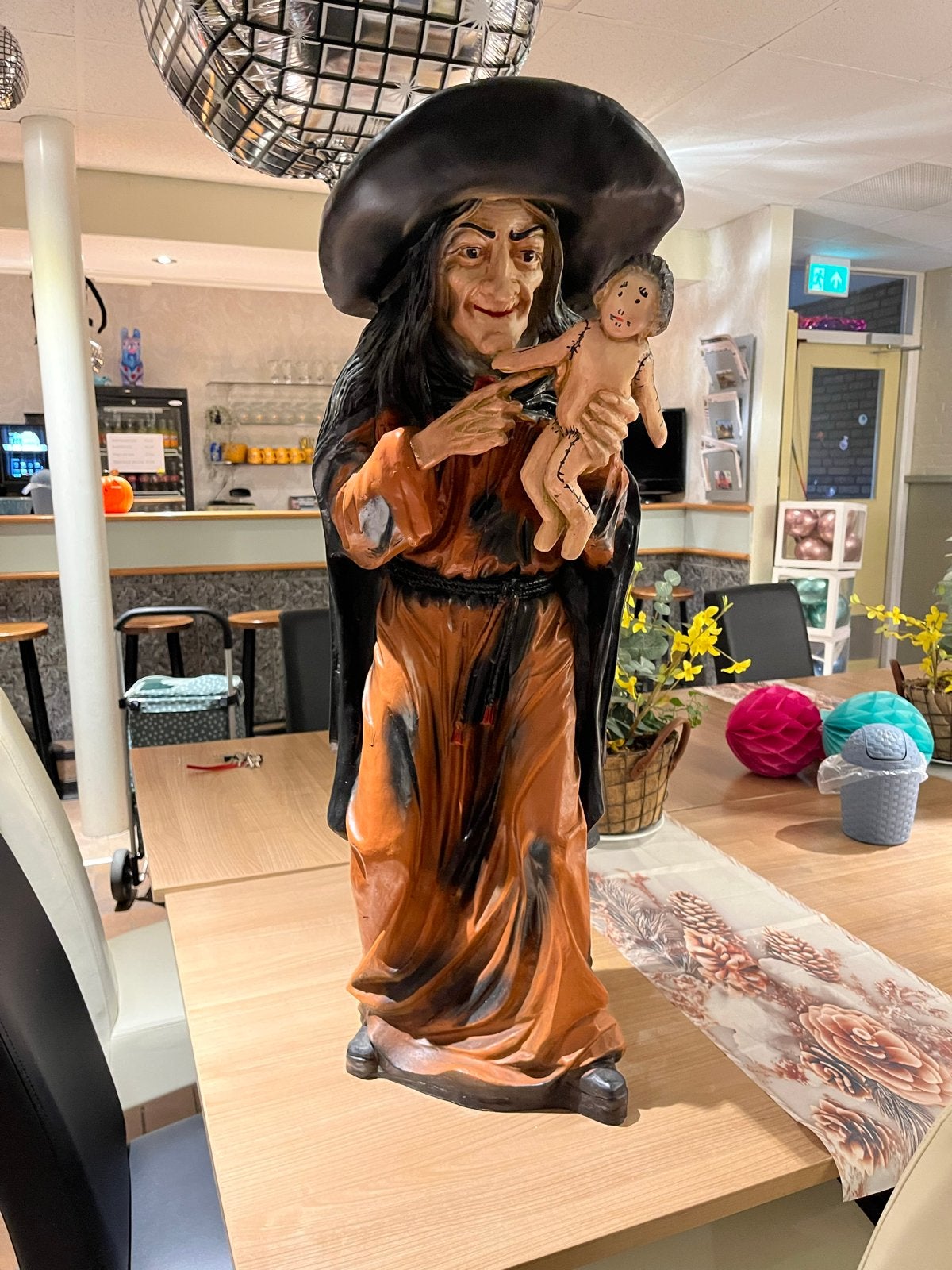 Grote Heks met Voodoo Pop Beeld - Halloween Decoratie, Ophalen, Overige onderwerpen, Kunststof, 50 - 100 cm