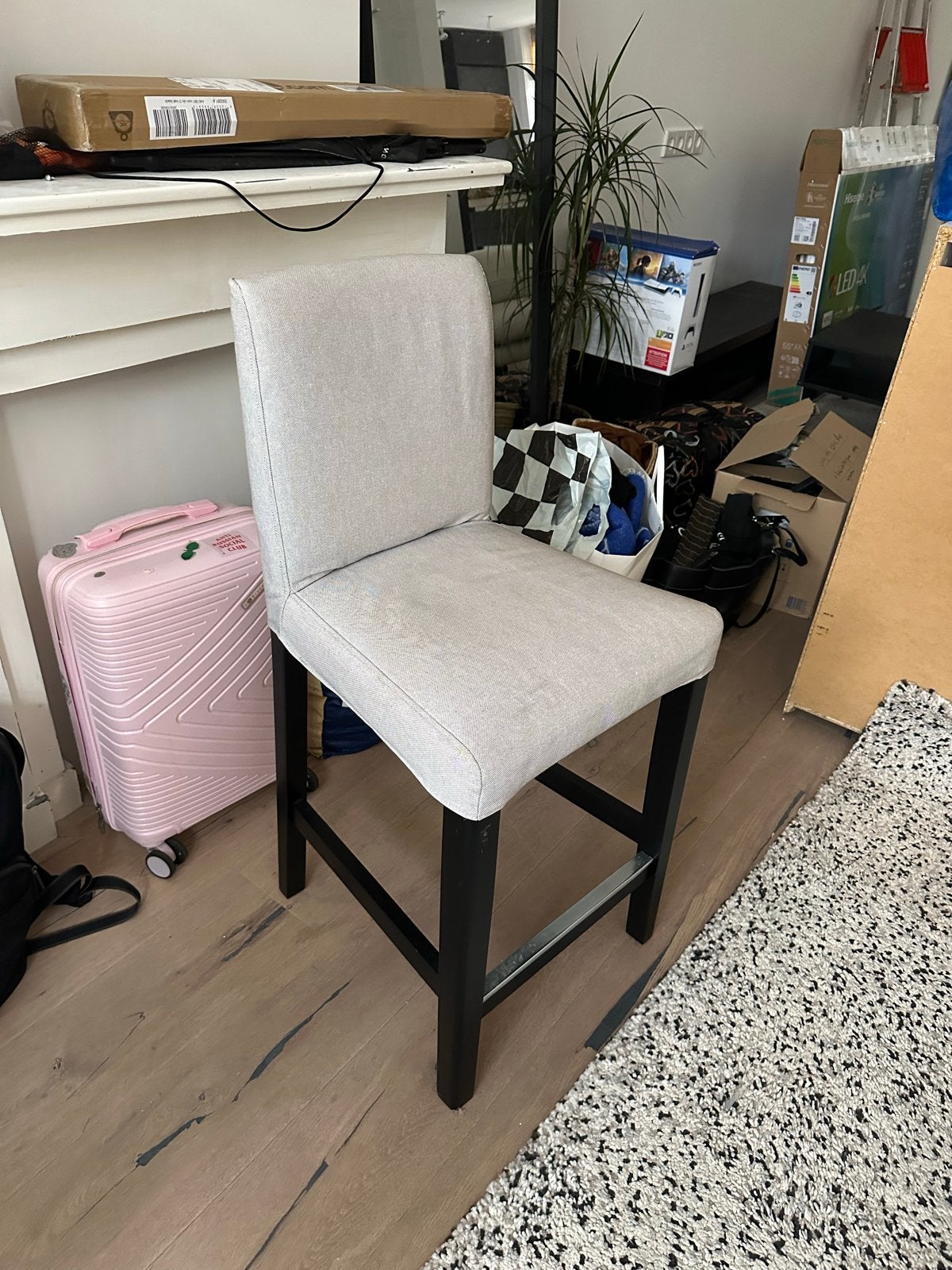 Twee Stijlvolle barkruk met stoffen bekleding, Ophalen, Gebruikt, Met voetsteun, Hout