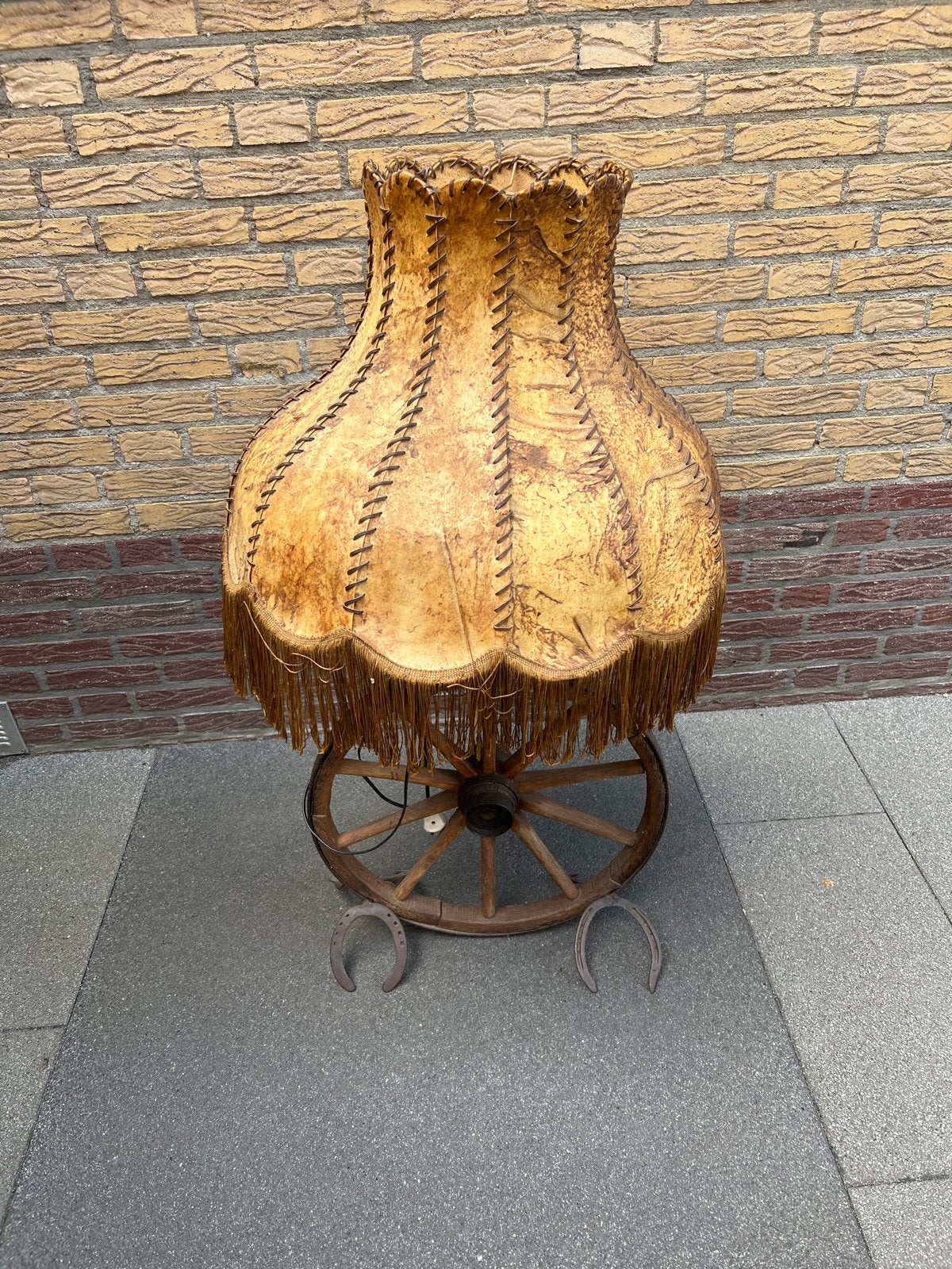 Antieke lamp op karrenwiel met lederen kap, Ophalen