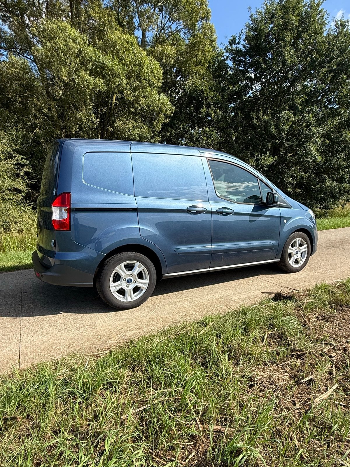 Ford Transit Courier Limited 1.0 ecoboost  S&S 2023 Blauw, Voorwielaandrijving, Origineel Nederlands, Bedrijf, Handgeschakeld