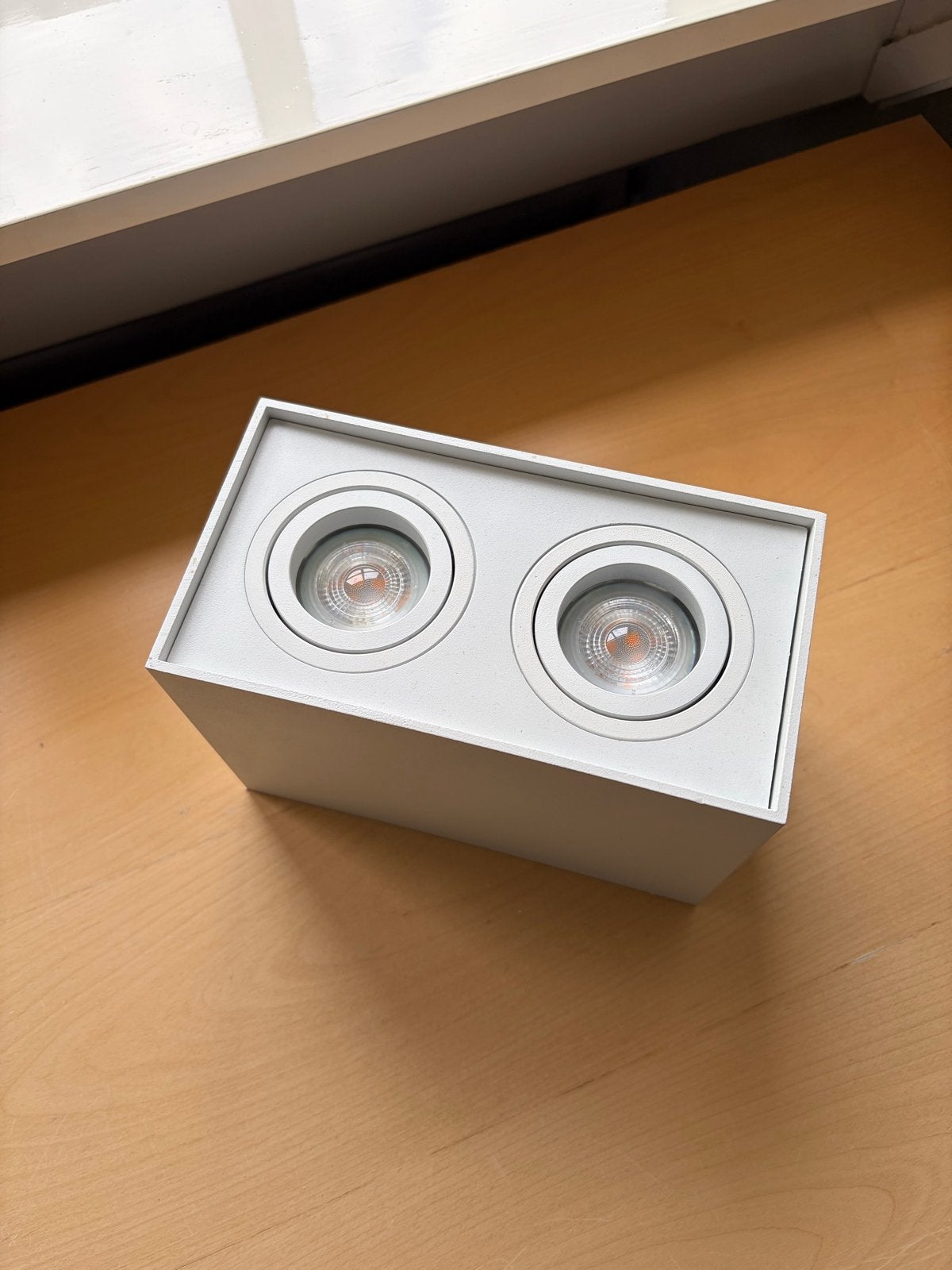 Philips - Witte opbouwspot met twee LED-lampen, Gebruikt, GU10, Opbouwspot, Ophalen of Verzenden