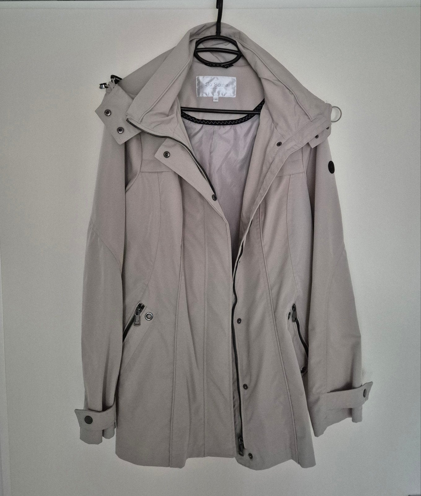 So Soire Regenjas Maat 40 - Stijlvol en Praktisch, Kleding | Dames, Jassen | Zomer, Maat 38/40 (M), So Soire, Beige, Ophalen of Verzenden