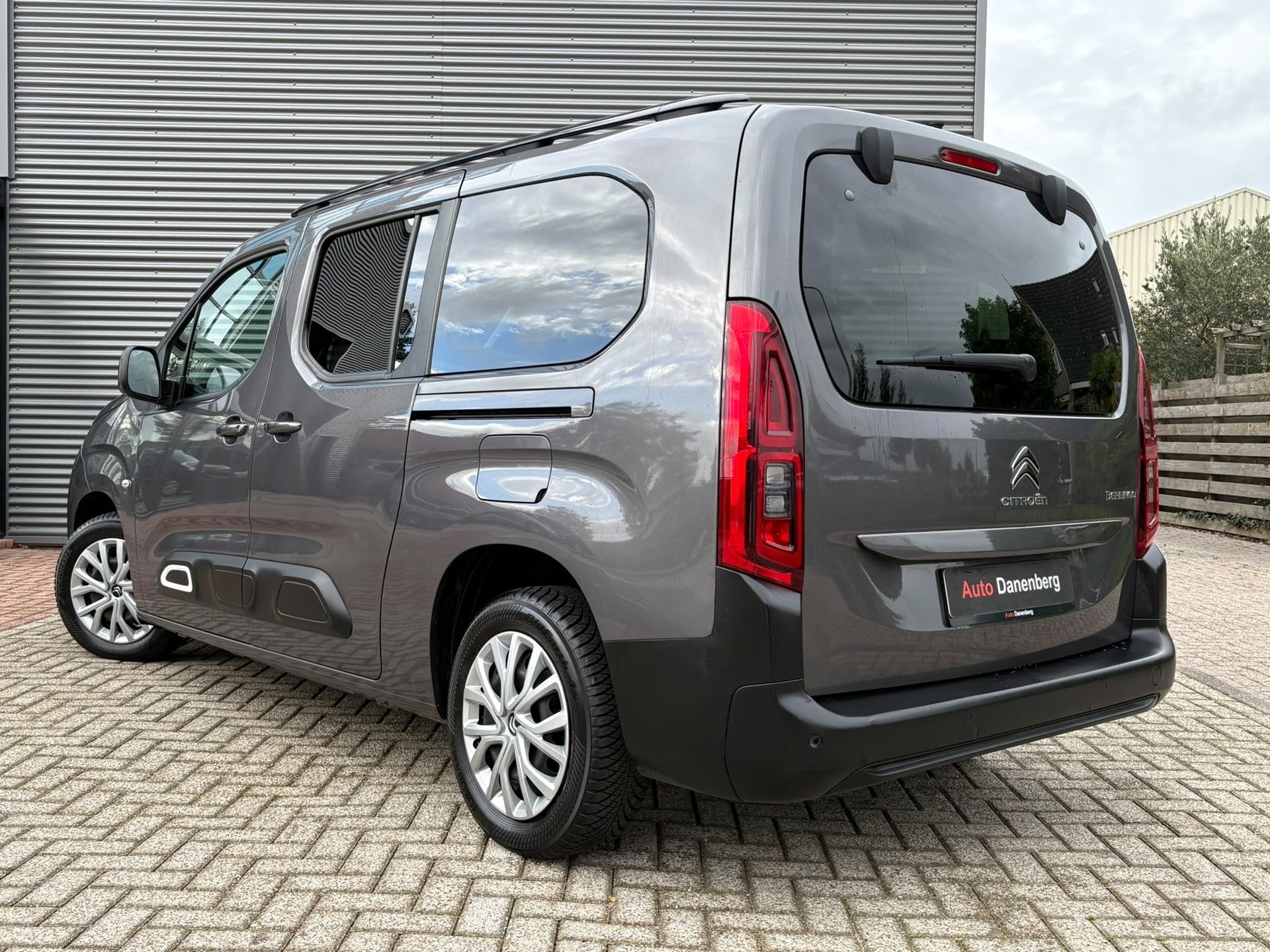 Citroen Berlingo XL 1.2 PureTech Shine GARANTIE!, Auto's, Voorwielaandrijving, Stof, Zwart, 1199 cc