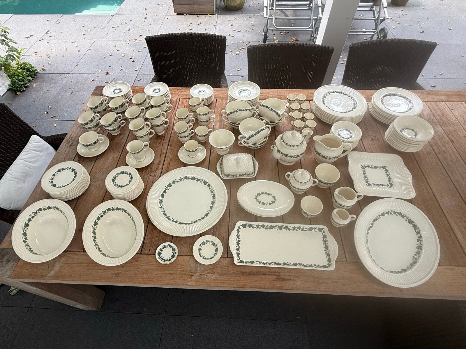 Uitgebreid Wedgwood Stratford servies - 150+ delig, Klassiek, Ophalen of Verzenden, Zo goed als nieuw, Compleet servies