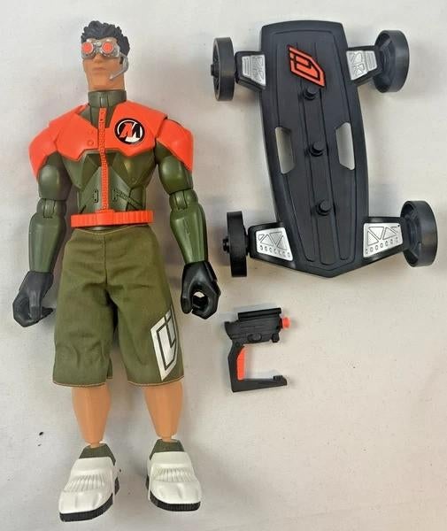 Hasbro Action Man A.T.O.M. Axel Speed Boarder figuur 30cm, Verzamelen, Poppetjes en Figuurtjes, Zo goed als nieuw, Verzenden