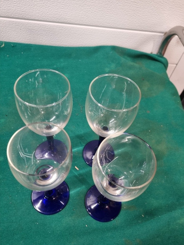 wijnglazen met blauwe voet vintage, Verzamelen, Glas en Borrelglaasjes, Ophalen of Verzenden, 'T Olde Gre-j, Info@toldegrej.nl