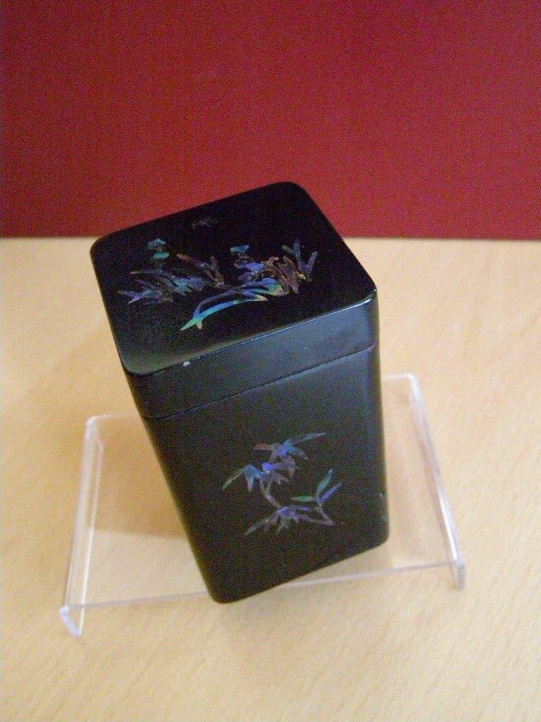 Zwart Chinees lakdoosje met parelmoer intarsia floraal, 11 cm, China, Doos, Handgemaakt