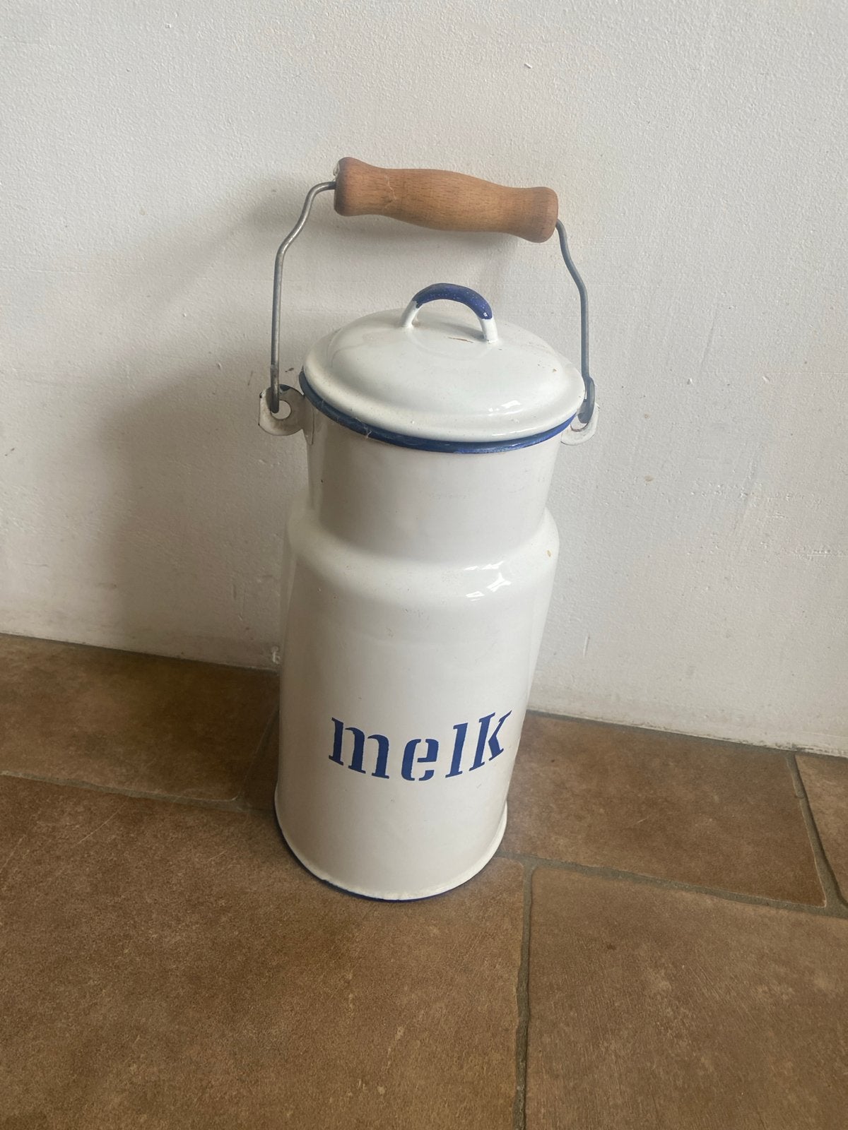 Vintage geëmailleerde melkbus met houten handvat, Ophalen of Verzenden