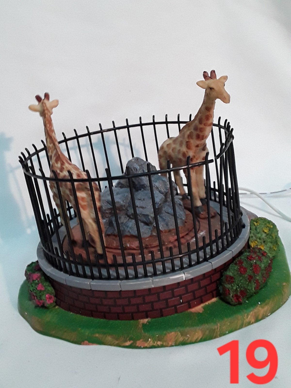 Lemax 84848 giraffe cage jaar 2008., Diversen, Kerst, Ophalen of Verzenden