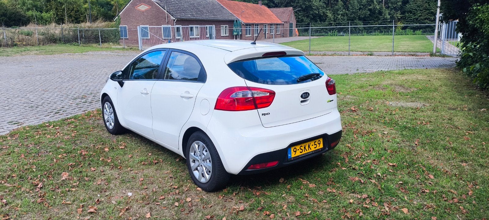 Kia Rio 1.2 I 5DRS 2013 Wit, 1027 kg, 450 kg, 40 €/maand, 4 cilinders