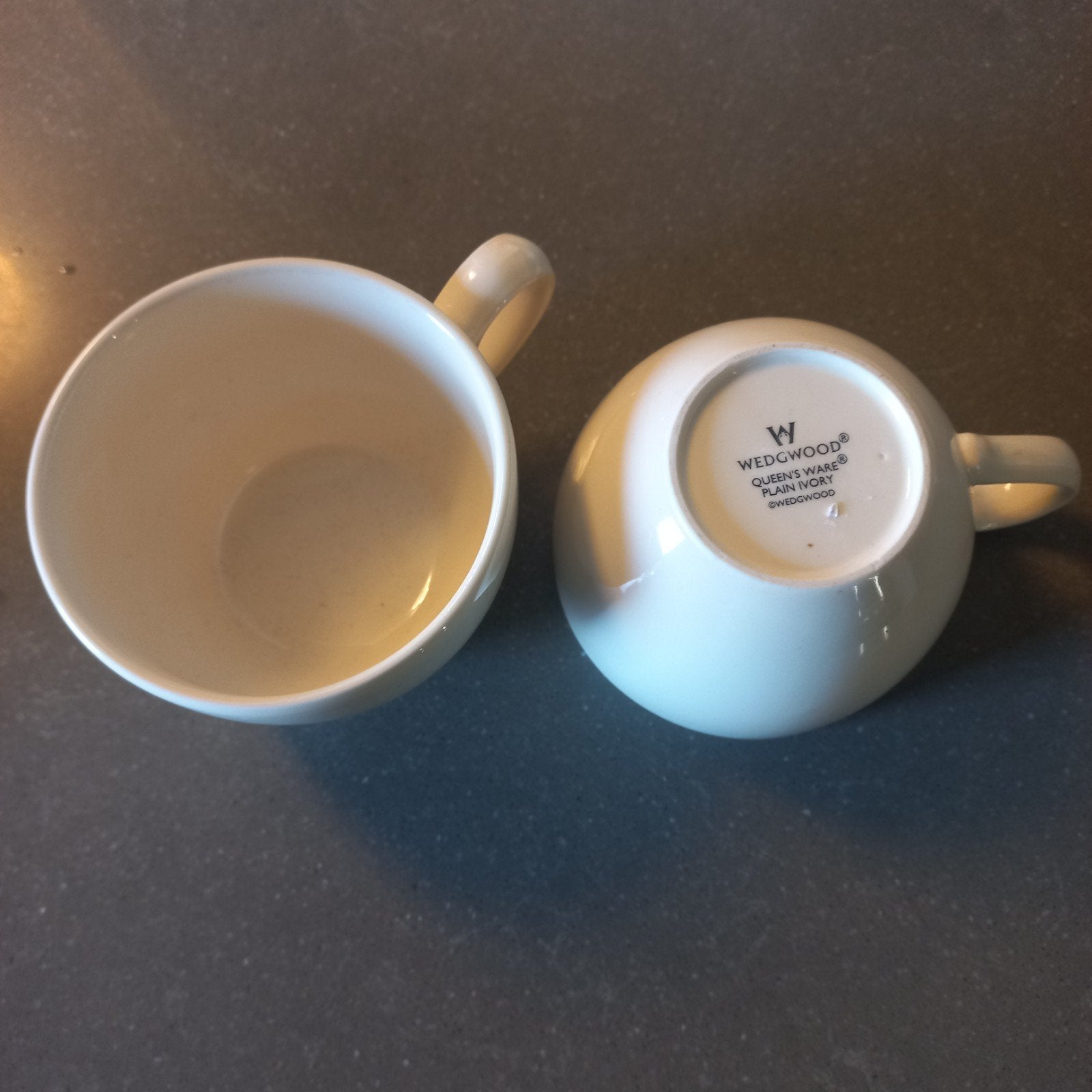 2 Wedgwood Queens Ware Plain Ivory koppen, Ophalen of Verzenden, Zo goed als nieuw, Kop(pen) en/of Schotel(s), Wedgwood