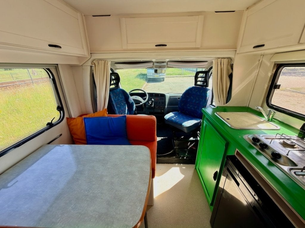 Camper met fris, modern interieur en super groot bed, Caravans en Kamperen, Campers, Overige merken, Luifel, Reservewiel, Afzuigkap