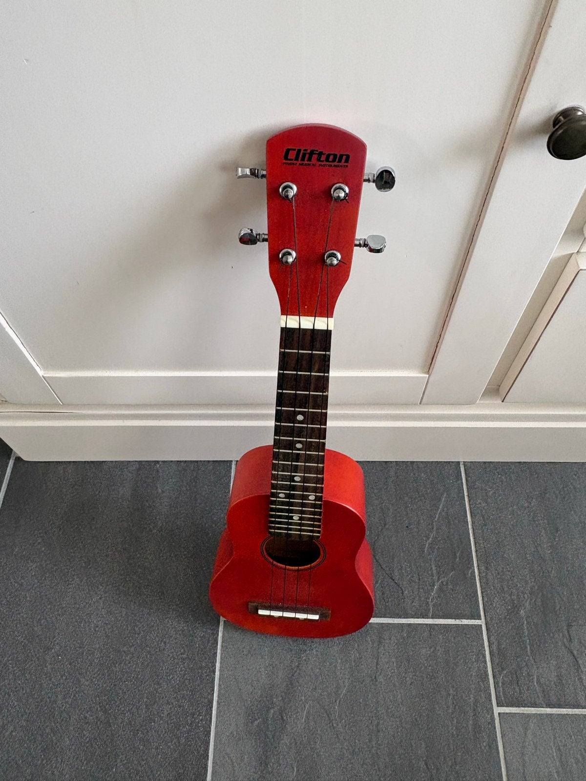 Clifton Ukulele Rood - Zo goed als nieuw, Muziek en Instrumenten, Ophalen of Verzenden, Zo goed als nieuw, Overige typen, Met koffer