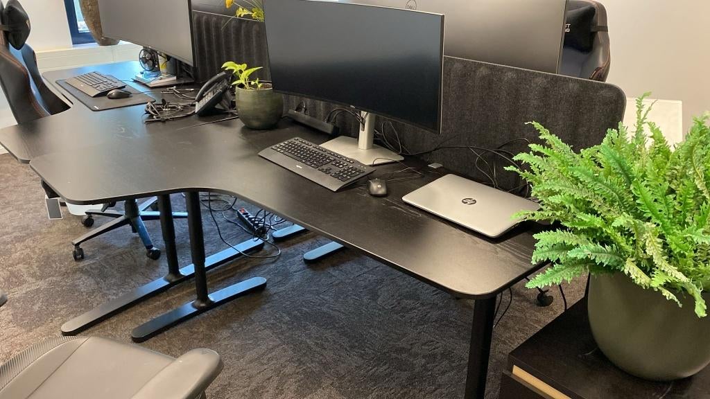 IKEA BEKANT hoekbureau 160x110 (L-vorm) – €85, Ophalen, In hoogte verstelbaar, Zo goed als nieuw, IKEA