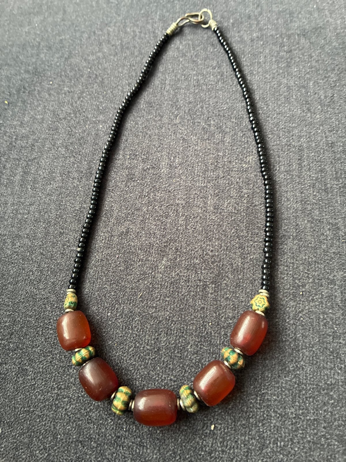 Vintage ketting met amberkleurige kralen en decoratieve kral, Sieraden, Tassen en Uiterlijk, Kettingen, Ophalen of Verzenden, Gebruikt