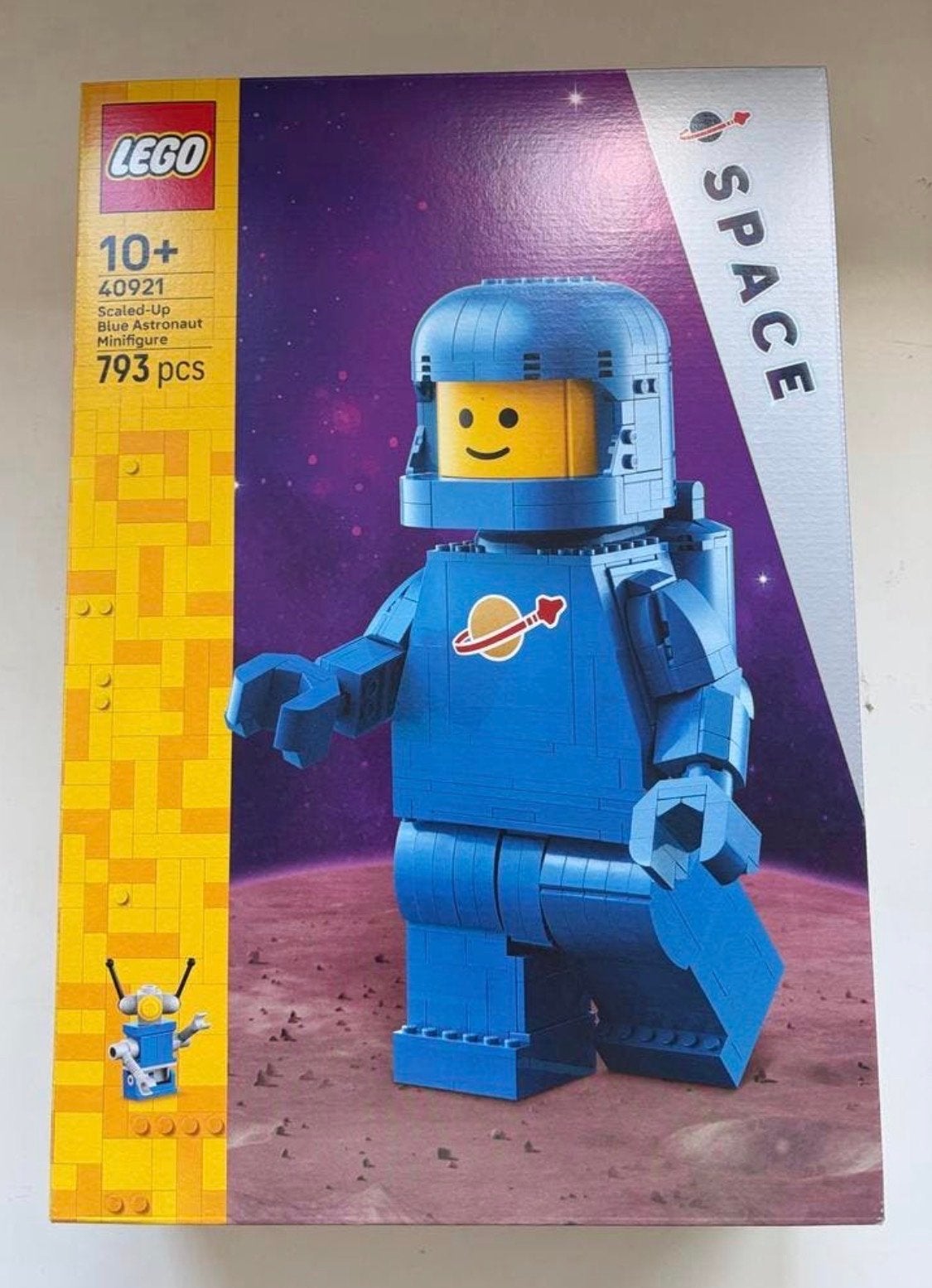 LEGO 40921 Scaled-Up Blue Astronaut Minifiguur Nieuw, Lego, Denemarken, Lego, Lego,com