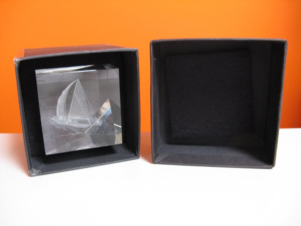 presse papier kristallen kubus met afbeelding 3D zeilboot, Ophalen of Verzenden