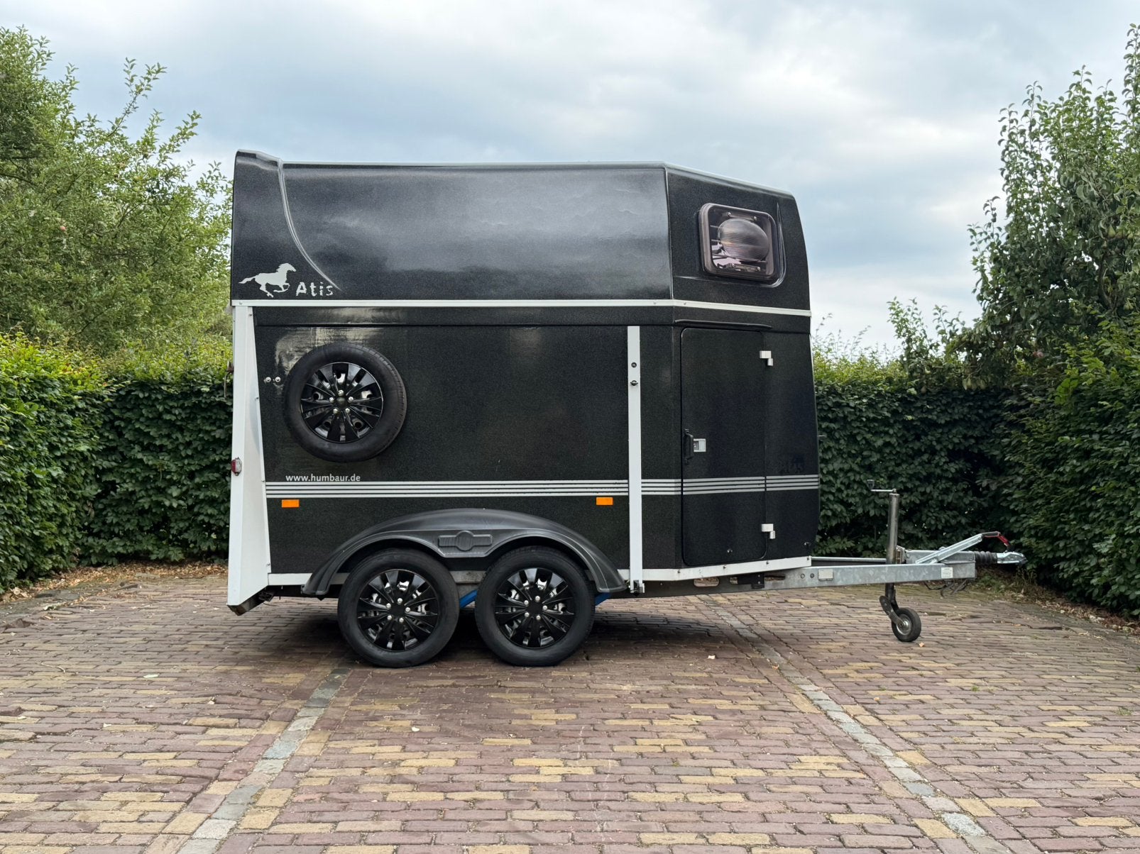 Nette 2 paards humbaur aluminum bodem en zadelkamer, Ophalen, Zo goed als nieuw, 2-paards trailer, TT paardentrailers