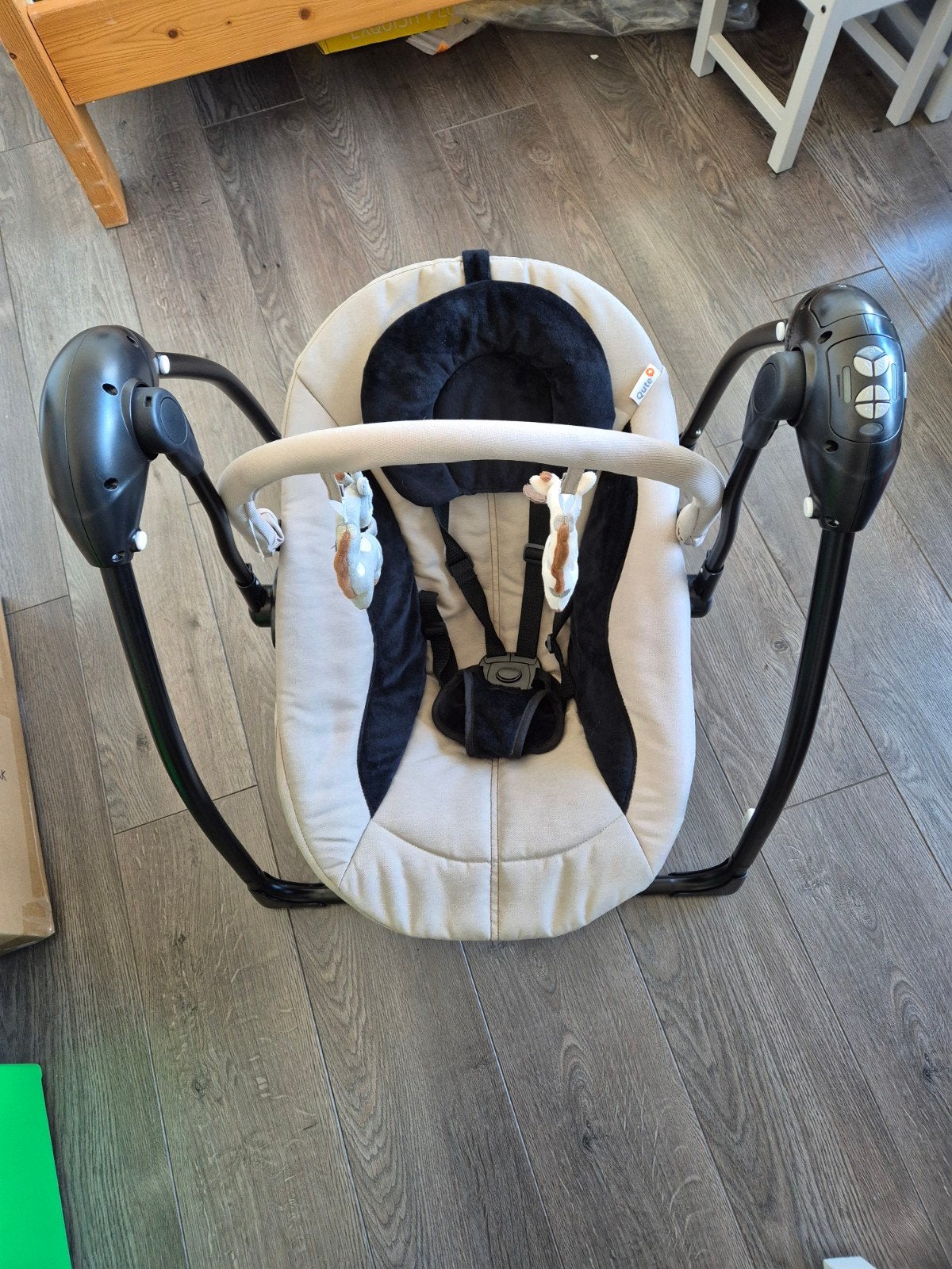Qute Q-swing baby swing met timer, muziek en netstroom, Ophalen, Zo goed als nieuw, Overige typen, Met geluid