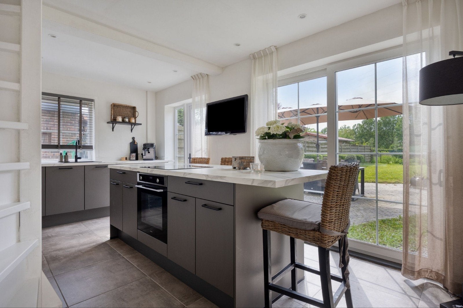 Moderne keuken met kookeiland en inbouwapparatuur, Ophalen, Overige materialen, Overige typen, Zo goed als nieuw
