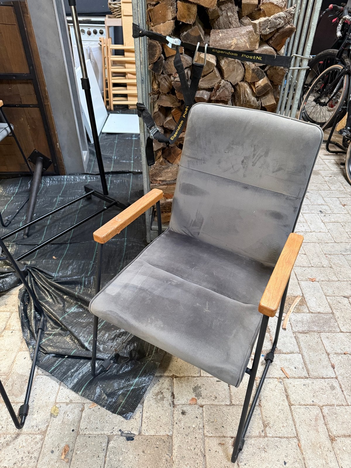 Grijze stoelen met houten armleuningen - 6 stuks, Ophalen, Gebruikt, Twee, Grijs
