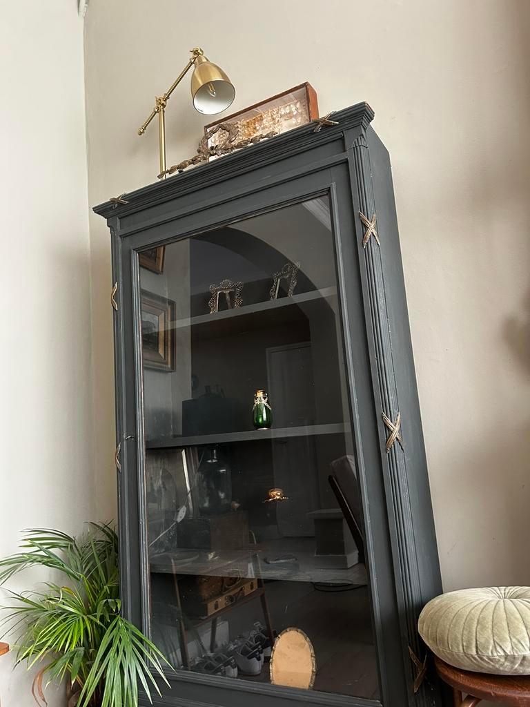 Oude vintrine kast. Mid Century. Donkergroen., Huis en Inrichting, Kasten | Vitrinekasten, Ophalen, Glas, Gebruikt, Oude vitrine
