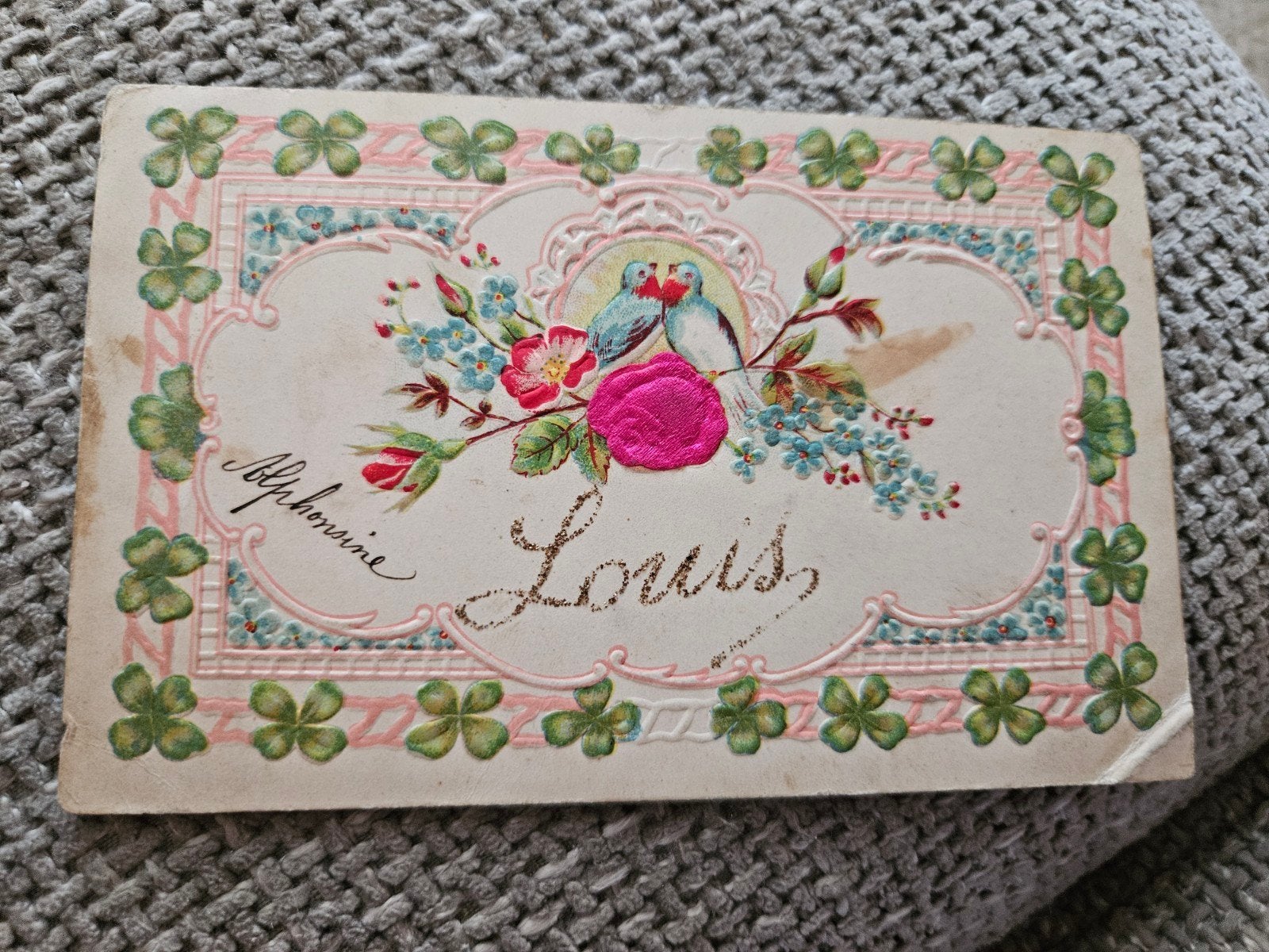brocante relief stof  Ansichtkaart - Bloemen en Vogel, Ophalen of Verzenden, Voor 1920, Gelopen, Natuur