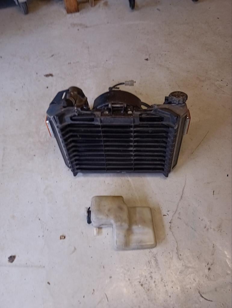 Radiator & koelvloeistofreservoir Honda Magna VF750 1982, Ophalen of Verzenden, Gebruikt