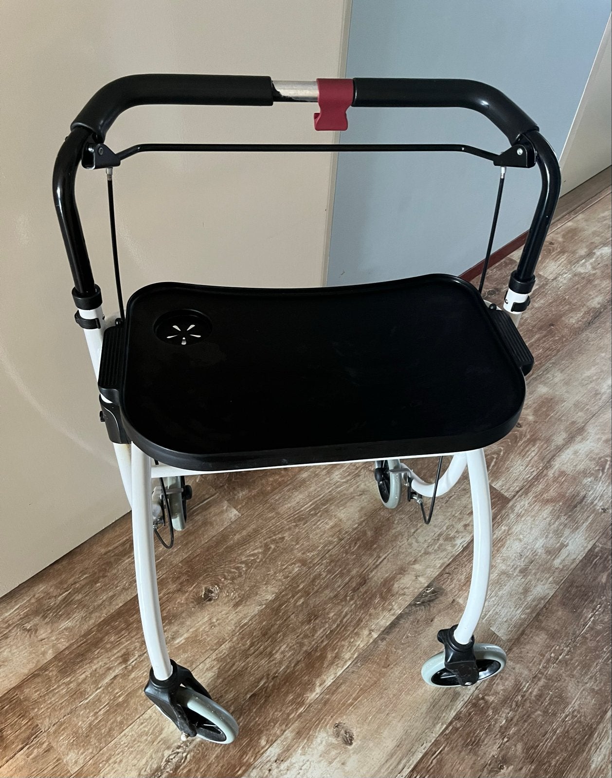 Binnen rollator z.g.a.n. wit merk drive, Ophalen, Opvouwbaar, Zo goed als nieuw