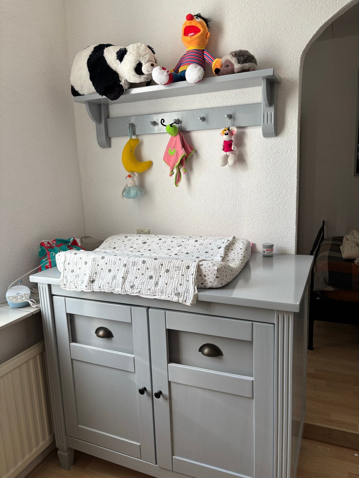 Commode met lades en kastjes plus ledikantje incl. matras, Ophalen, Gebruikt, 50 tot 70 cm, 100 cm of meer